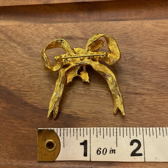 Goldtone Christmas Ribbon Green Holly Leaves White Rhinestone Flowers Vintage - Picture 3 of 5